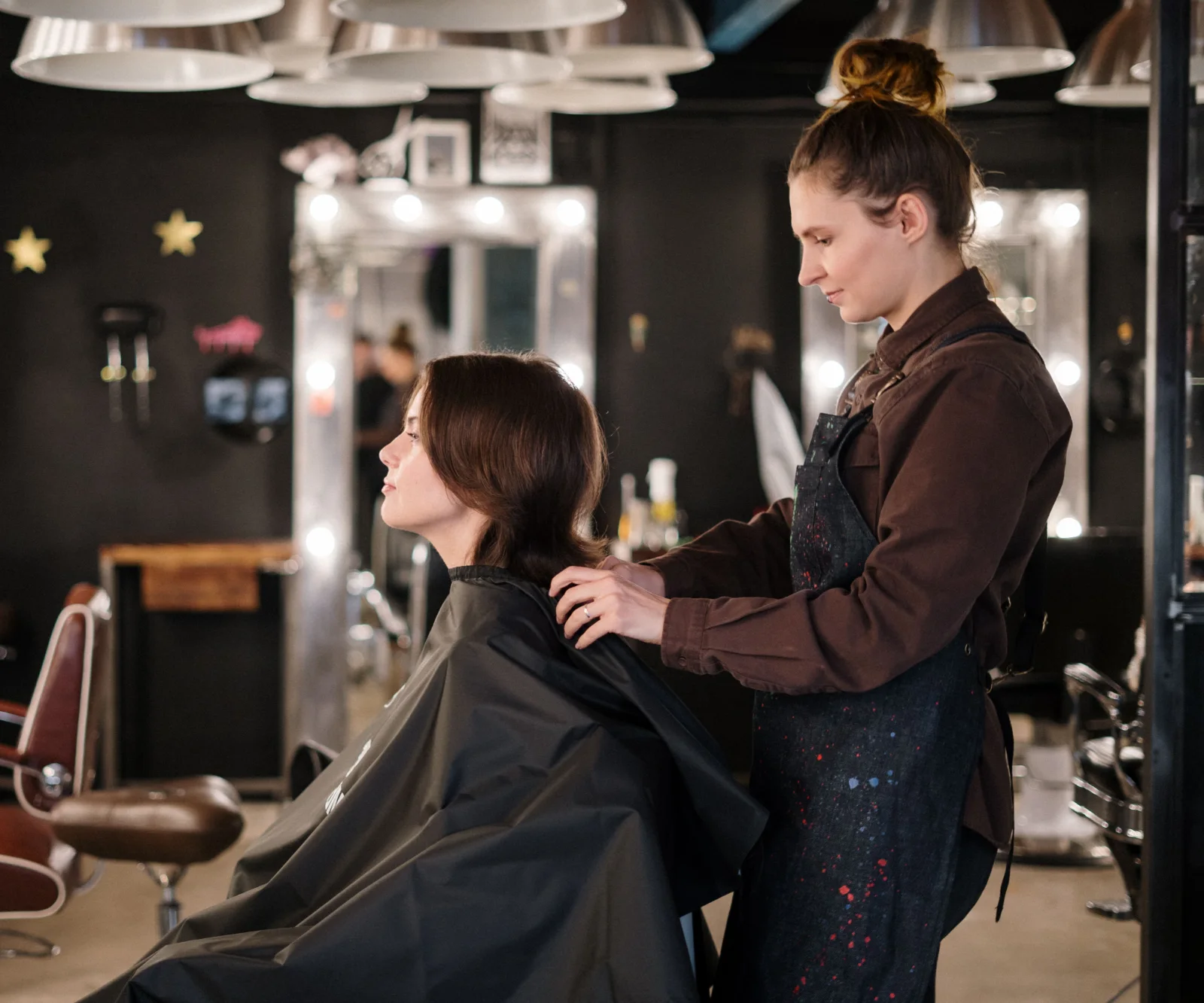 Coiffeuse bei der Arbeit an einer Kundin im Salon